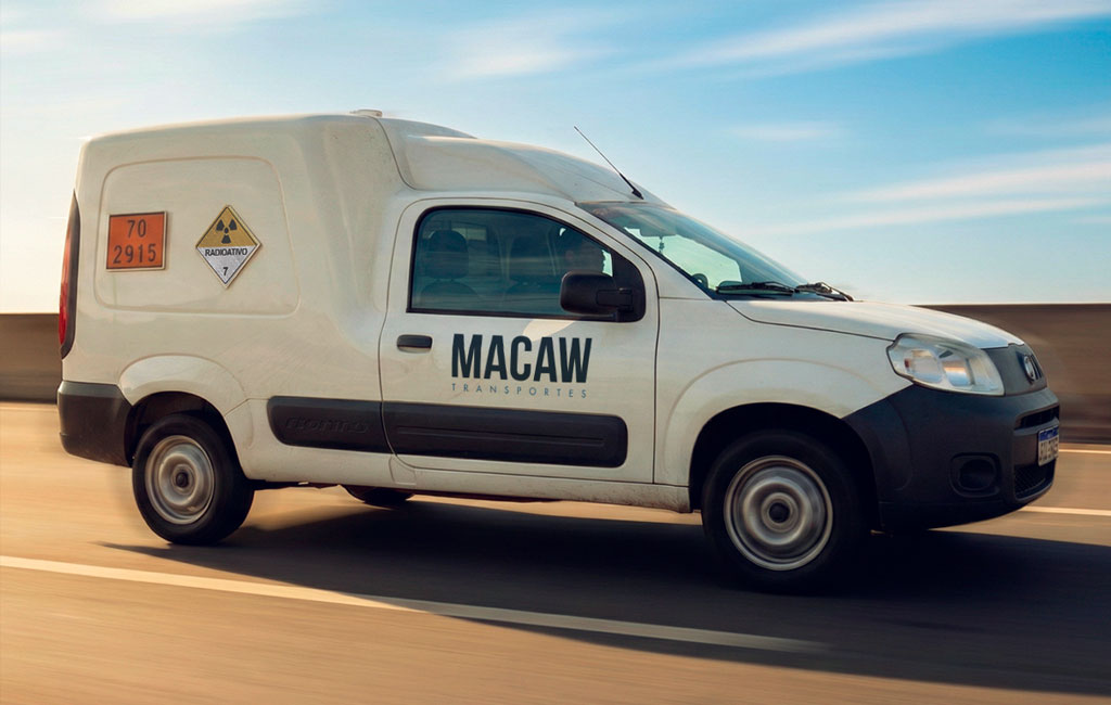 Veículo Comercial leve fazendo o transporte de radioativos
